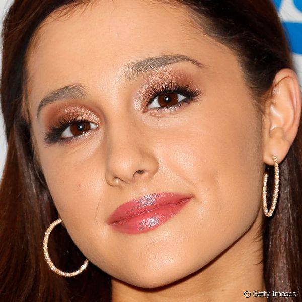 Durante o evento de uma r?dio, em 2012, Ariana Grande manteve seu tradicional tra?o de delineador preto, mas tamb?m caprichou no esfumado marrom